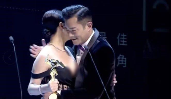 「劉嘉玲」肩帶意外滑落，接下來「古天樂」一個動作，讓大家都為他拍手叫好！
