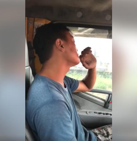 高手在人間！他偷錄師父飆唱《趁早》　嗓音超有磁性網友狂讚：「聽久會忍不住想哭....」 