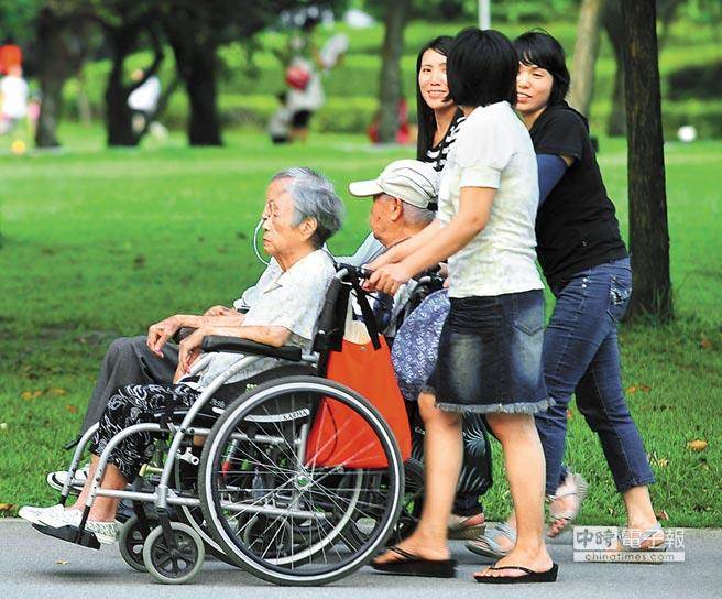 天兵看護推阿嬤去公園「回家變成阿公」　家人超慌張「看護還講垃圾話」網傻眼：這太瞎了喔 