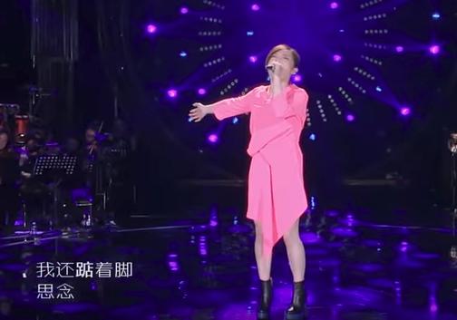 徐佳瑩一首《我好想你》唱出多少思念，僅唱三句觀眾流淚嘆：「回憶湧現而你已不在...」 