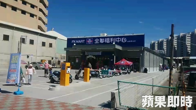 台南大媽起笑「大鬧全聯」狂丟商品　員警一來「發現自己理虧」還嘴硬：我就是恰查某！ 