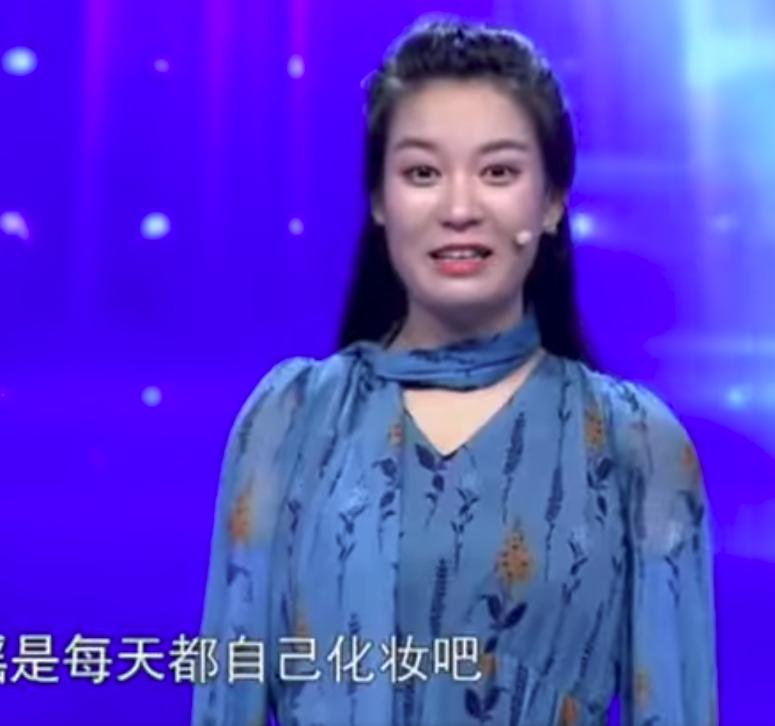 腳上功夫驚豔全場！折翼女孩「用腳幫人畫眼線」 網友一看：我化妝都沒她好 