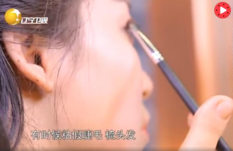 腳上功夫驚豔全場！折翼女孩「用腳幫人畫眼線」 網友一看：我化妝都沒她好 