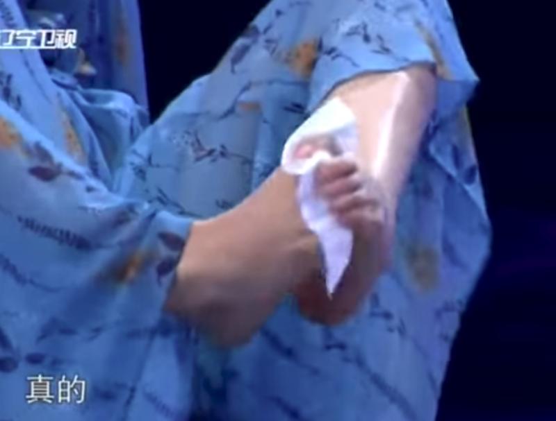 腳上功夫驚豔全場！折翼女孩「用腳幫人畫眼線」 網友一看：我化妝都沒她好 