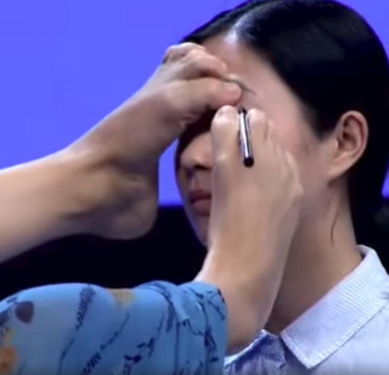 腳上功夫驚豔全場！折翼女孩「用腳幫人畫眼線」 網友一看：我化妝都沒她好 