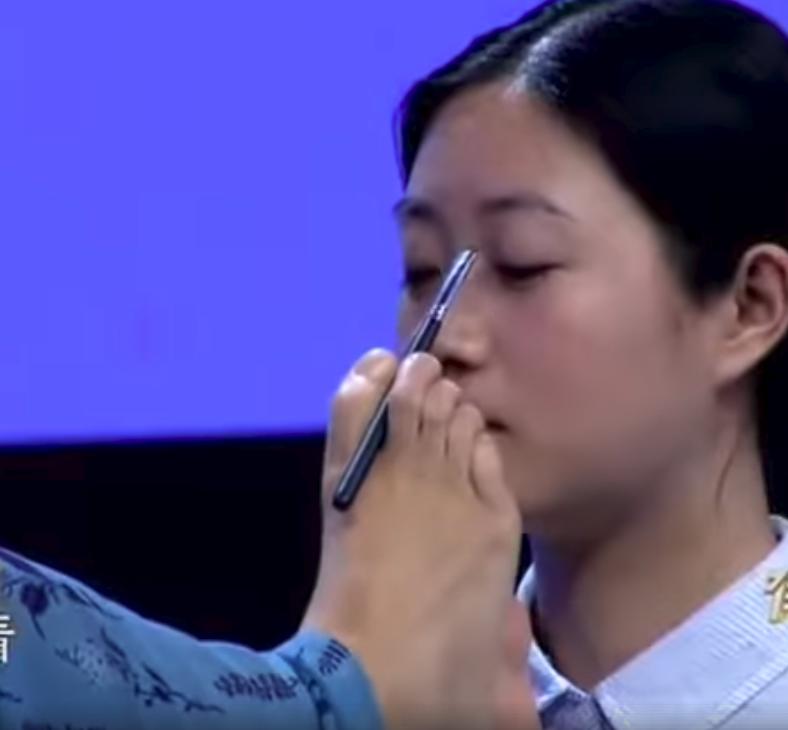 腳上功夫驚豔全場！折翼女孩「用腳幫人畫眼線」 網友一看：我化妝都沒她好 