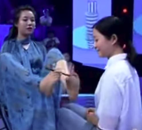 腳上功夫驚豔全場！折翼女孩「用腳幫人畫眼線」 網友一看：我化妝都沒她好 