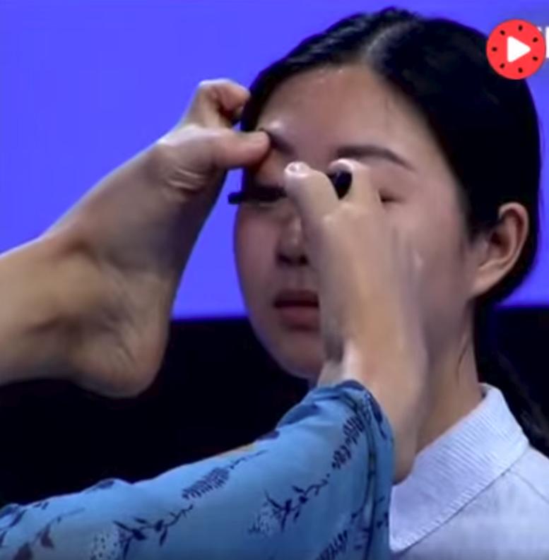 腳上功夫驚豔全場！折翼女孩「用腳幫人畫眼線」 網友一看：我化妝都沒她好 