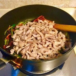 魚香肉絲做法簡單很，學會了不用去飯店吃了，配上米飯吃好極了