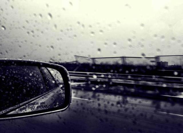 雨天開車玻璃和後視鏡都變得模糊，教你們一個百試百靈的法子