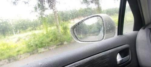 雨天開車玻璃和後視鏡都變得模糊，教你們一個百試百靈的法子