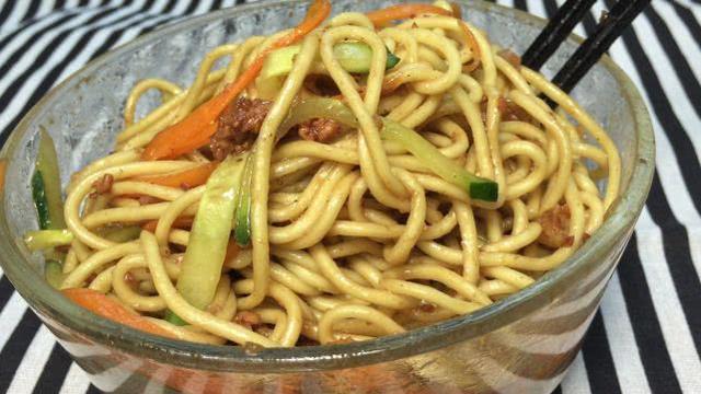 炸醬麵正確做法，很多人第一步就錯，學會全家早餐不用買