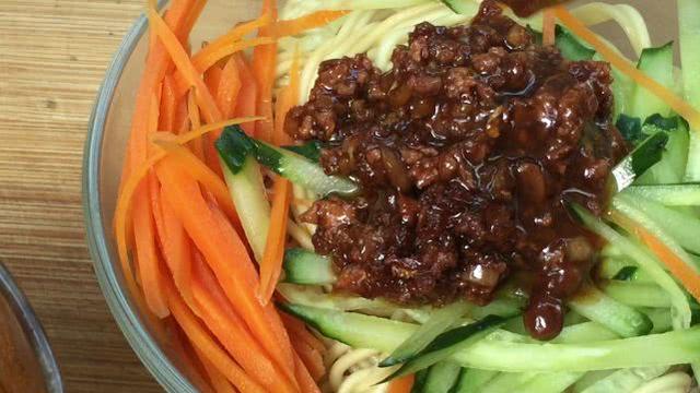 炸醬麵正確做法，很多人第一步就錯，學會全家早餐不用買