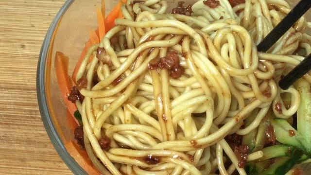 炸醬麵正確做法，很多人第一步就錯，學會全家早餐不用買