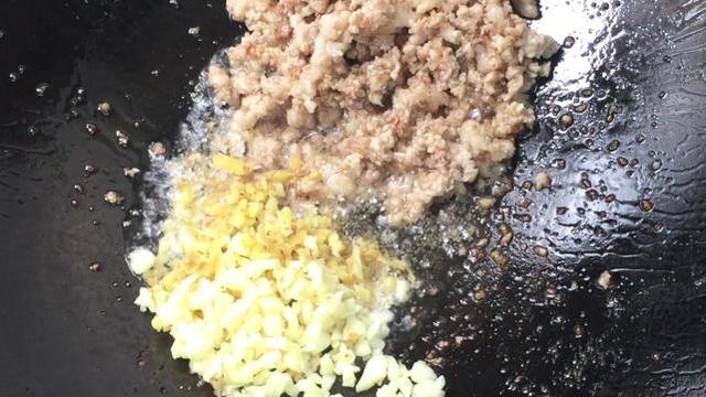 炸醬麵正確做法，很多人第一步就錯，學會全家早餐不用買