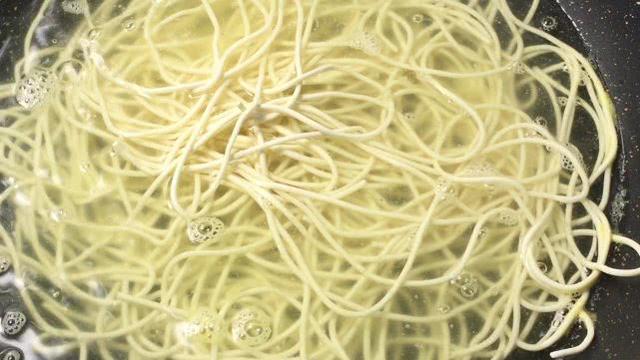 炸醬麵正確做法，很多人第一步就錯，學會全家早餐不用買