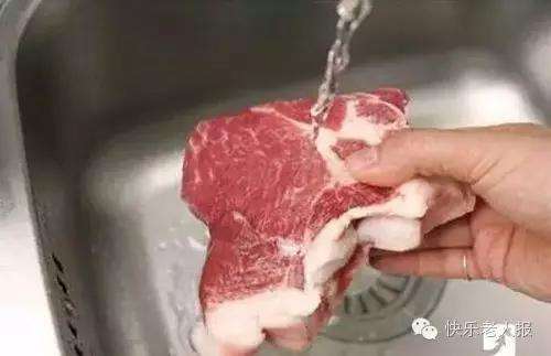 冷凍肉不要用水泡，用這招立刻解凍，保證跟新鮮肉一樣美味！