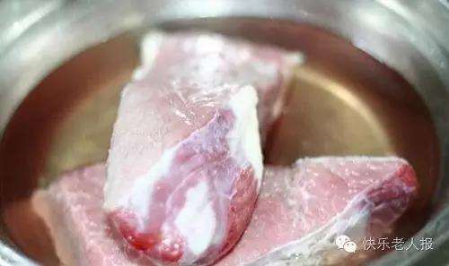 冷凍肉不要用水泡，用這招立刻解凍，保證跟新鮮肉一樣美味！