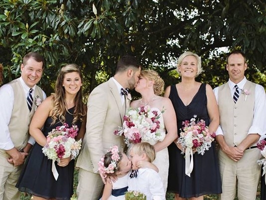 這張「新郎新娘接吻照」看起來超溫馨,但一注意到「底下的超大亮點...」就再也回不去了!