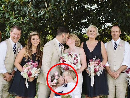 這張「新郎新娘接吻照」看起來超溫馨,但一注意到「底下的超大亮點...」就再也回不去了!