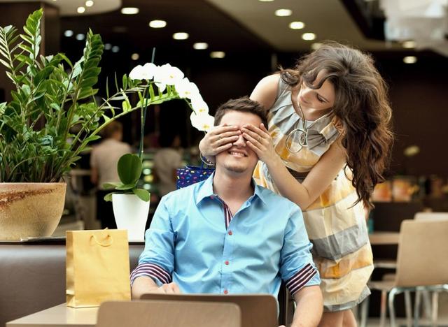 女婿入贅五年未育,給他送文件,拉開辦公桌抽屜,我愣住了