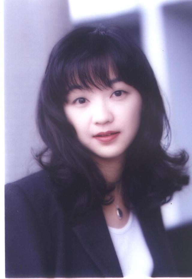 53歲陳慧嫻近照，與林憶蓮從學校斗到樂壇，和歌神的感情超越愛情！