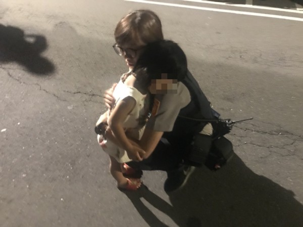 黃牛逛大街被帶回派出所 看見主人開心搖尾巴 