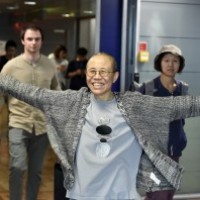 黃牛逛大街被帶回派出所 看見主人開心搖尾巴 