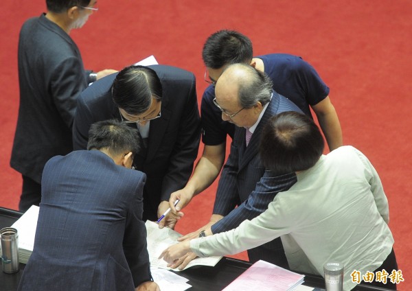 頻遭抹黑、抹紅攻擊 柯建銘：海水退了就知誰沒穿褲子 