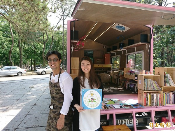粉紅喵喵車來了！童書繪本書車勾起新住民媽媽思鄉情 