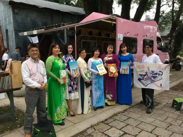 粉紅喵喵車來了！童書繪本書車勾起新住民媽媽思鄉情 