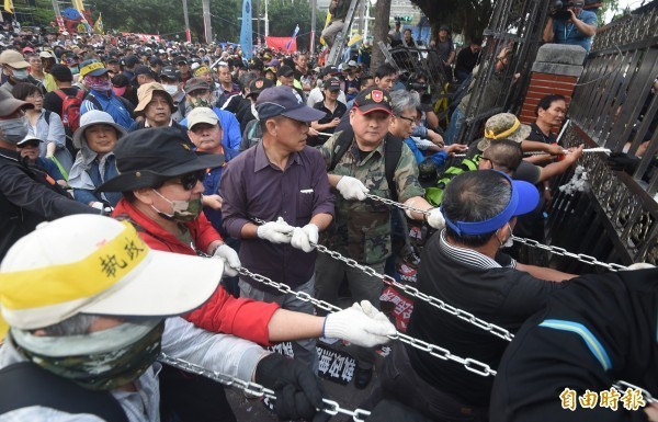 青年義務收年改「公教請願書」 每天超過30退伍軍人遞件 