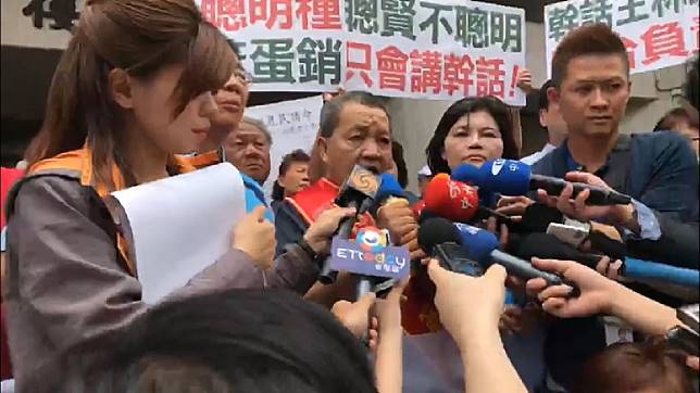 怒批政府無能又價崩　農民赴行政院砸鳳梨抗議