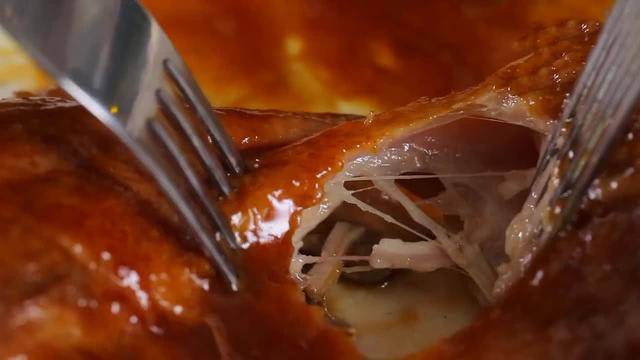 冰糖醬鴨，一煎一煮燉出醬香濃郁的濃汁，鴨肉十分入味又不會膩！ 