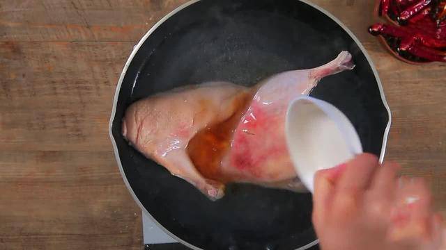 冰糖醬鴨，一煎一煮燉出醬香濃郁的濃汁，鴨肉十分入味又不會膩！ 