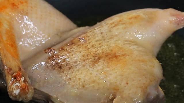 冰糖醬鴨，一煎一煮燉出醬香濃郁的濃汁，鴨肉十分入味又不會膩！ 