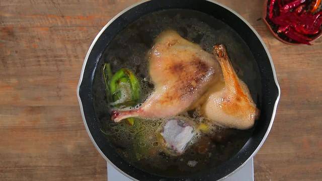 冰糖醬鴨，一煎一煮燉出醬香濃郁的濃汁，鴨肉十分入味又不會膩！ 
