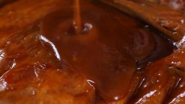 冰糖醬鴨，一煎一煮燉出醬香濃郁的濃汁，鴨肉十分入味又不會膩！ 