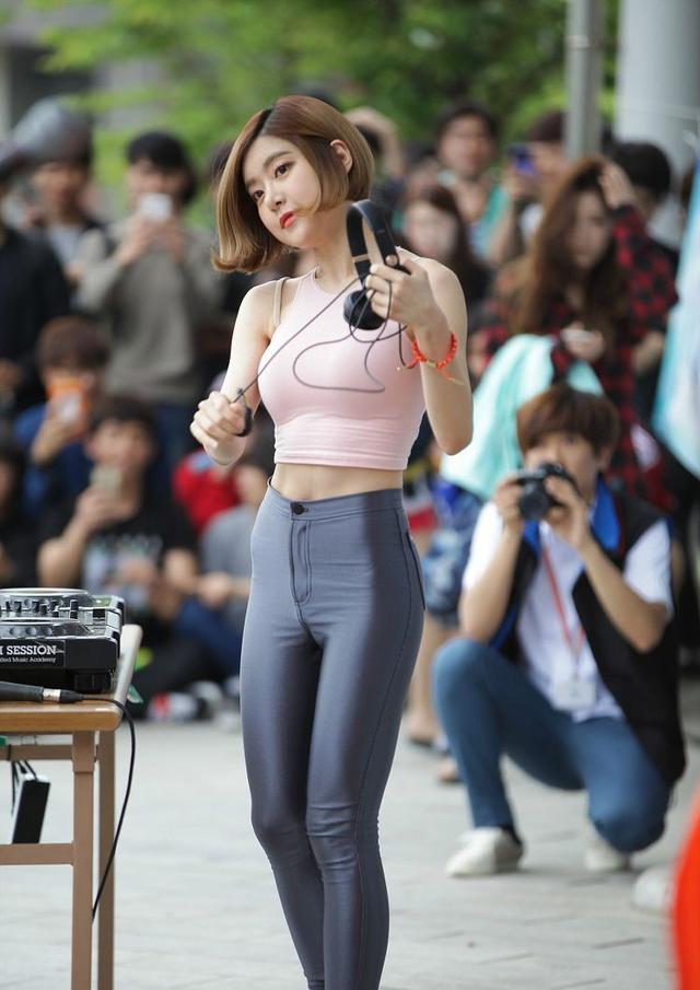 DJ 穿緊身衣塞不下，多看幾眼就會莫名其妙戀愛了