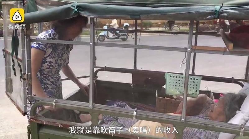 他穿貼身旗袍「假扮女生」長達20年，大家看到他的正面不但不覺得噁心，反而壓抑不住內心.....