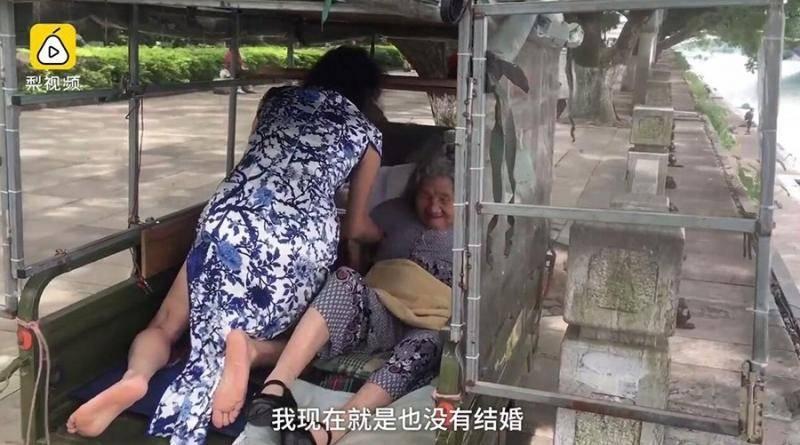 他穿貼身旗袍「假扮女生」長達20年，大家看到他的正面不但不覺得噁心，反而壓抑不住內心.....