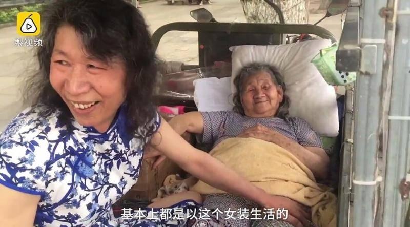 他穿貼身旗袍「假扮女生」長達20年，大家看到他的正面不但不覺得噁心，反而壓抑不住內心.....