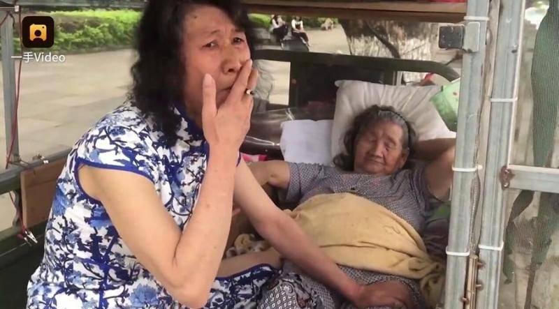 他穿貼身旗袍「假扮女生」長達20年，大家看到他的正面不但不覺得噁心，反而壓抑不住內心.....
