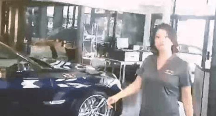七歲女孩被4s店員工狂罵，豪車你賠不起！媽媽看不過去：你跪下我再買一輛!