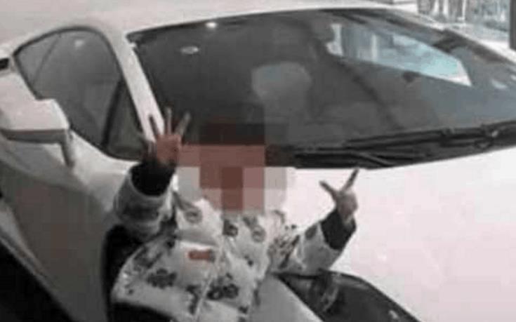 七歲女孩被4s店員工狂罵，豪車你賠不起！媽媽看不過去：你跪下我再買一輛!