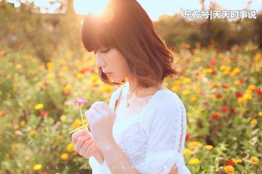 老婆來公司接我下班，看了老婆今天背的新包包，我扇了她一巴掌