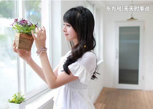 老婆來公司接我下班，看了老婆今天背的新包包，我扇了她一巴掌