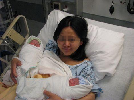 我生雙胞胎兒子，婆婆當眾獎我18萬，我打開一看，氣得我掀翻桌
