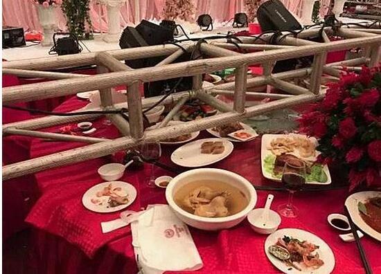 我生雙胞胎兒子，婆婆當眾獎我18萬，我打開一看，氣得我掀翻桌