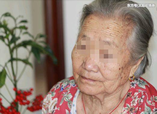 老婆生雙兒子，農村岳母送來一箱雞蛋，我生氣扔了，轉身後我愣了